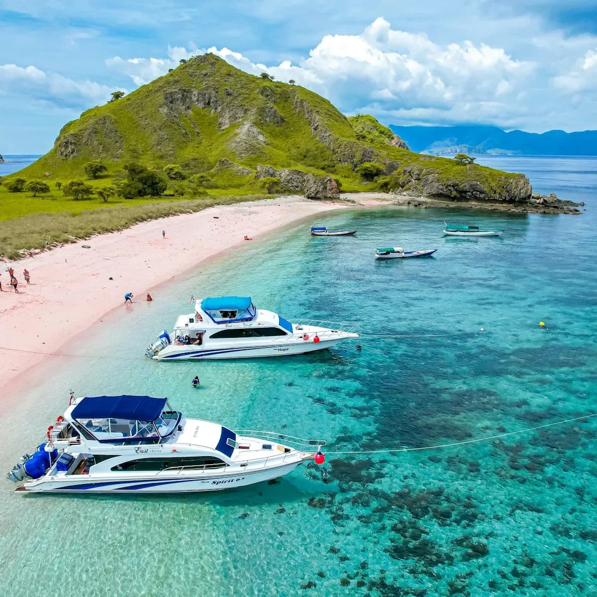 Beach wedding in Labuan Bajo, photo 3